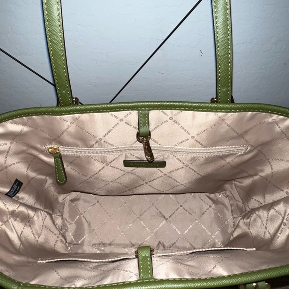 💚MK Jet Set Travel Medium Carryall Tote 💚 - Picture 5 of 10